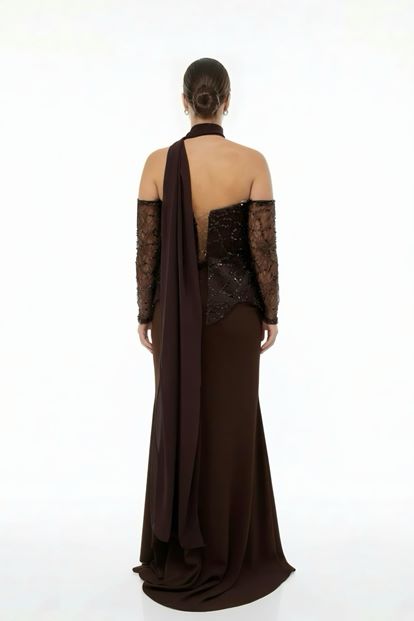 فستان سهرة بني اللون بدون حمالات مزين بالترتر، مقاسات كبيرة